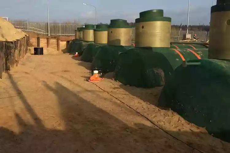 Установка группы стеклопластиковых резервуаров